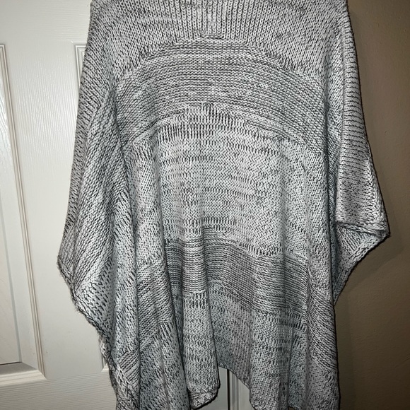 Universal Thread Sweater - Picture 4 of 6